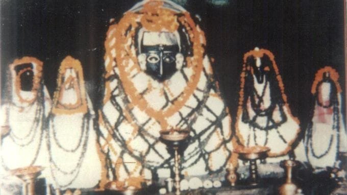 The sanctum houses idols of Hayagriva Madhava, Budha Madhava, Chalanta Madhava, Vasudeva and Garuda